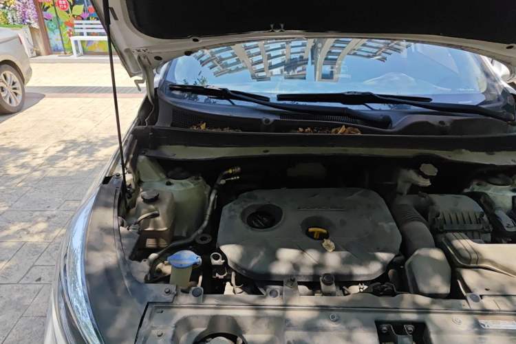 Used Kia Sportage R 2015 2.0L Automatic Two-Wheel Drive DLX Model Engine Bay Right