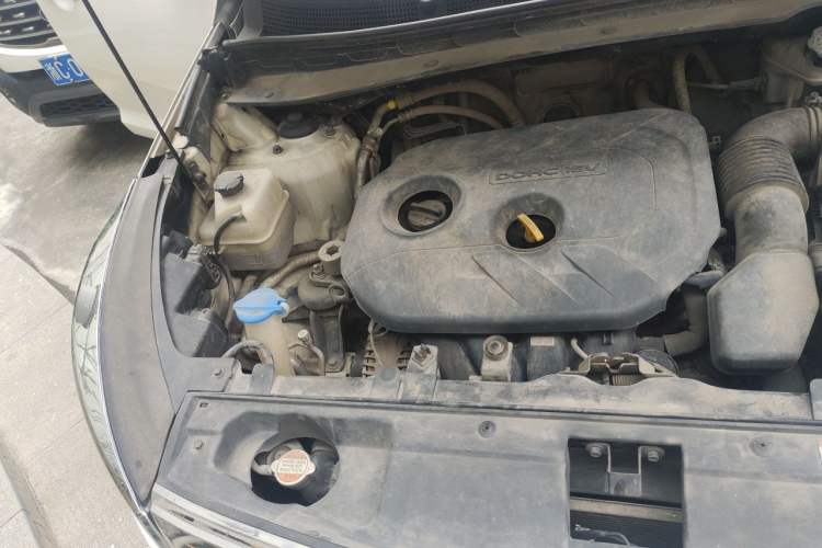 Used Kia Sportage R 2015 2.0L Automatic Two-Wheel Drive DLX Model Engine Bay Right