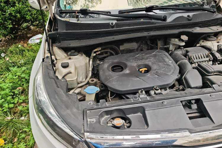 Used Kia Sportage R 2015 2.0L Automatic Two-Wheel Drive DLX Model Engine Bay Right