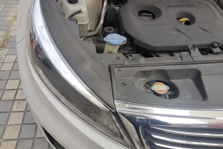 Used Kia Sportage R 2015 2.0L Automatic Two-Wheel Drive DLX Model Engine Bay Right
