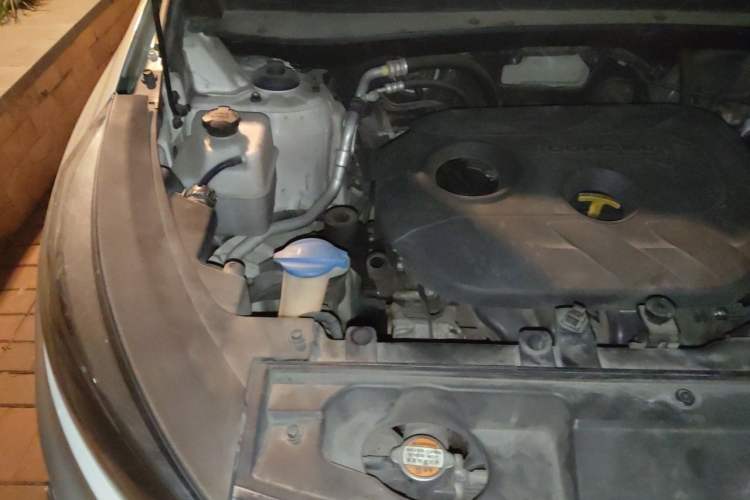 Used Kia Sportage R 2015 2.0L Automatic Two-Wheel Drive DLX Model Engine Bay Right