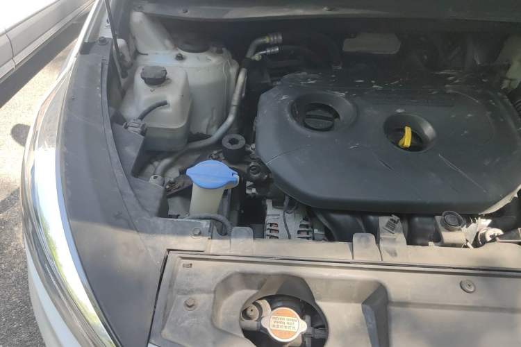 Used Kia Sportage R 2015 2.0L Automatic Two-Wheel Drive DLX Model Engine Bay Right