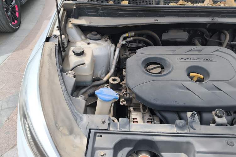 Used Kia Sportage R 2015 2.0L Automatic Two-Wheel Drive DLX Model Engine Bay Right