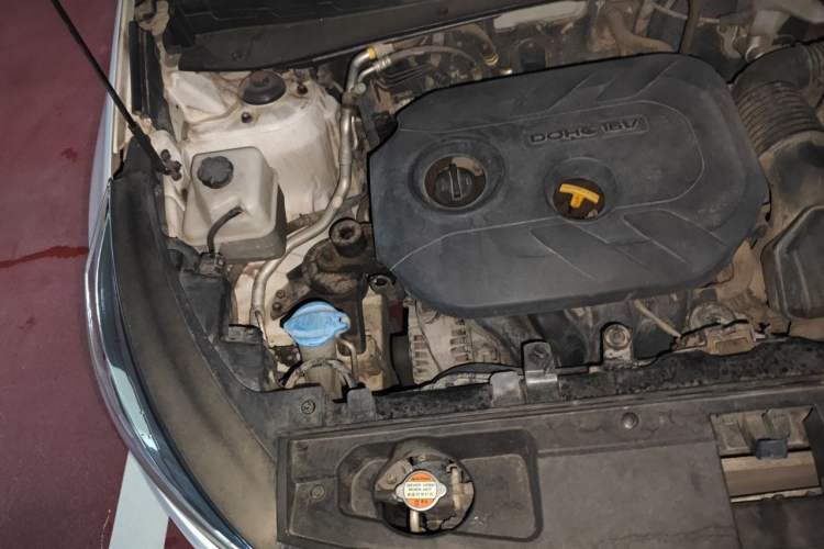 Used Kia Sportage R 2015 2.0L Automatic Two-Wheel Drive DLX Model Engine Bay Right