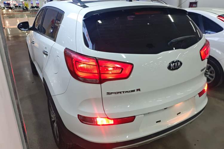 Used Kia Sportage R 2015 2.0L Automatic Two-Wheel Drive DLX Model Exterior 2
