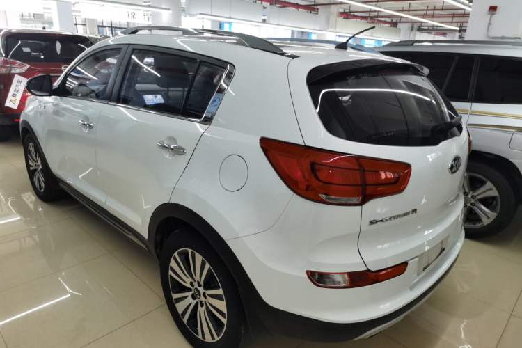 Used Kia Sportage R 2015 2.0L Automatic Two-Wheel Drive DLX Model Exterior 2