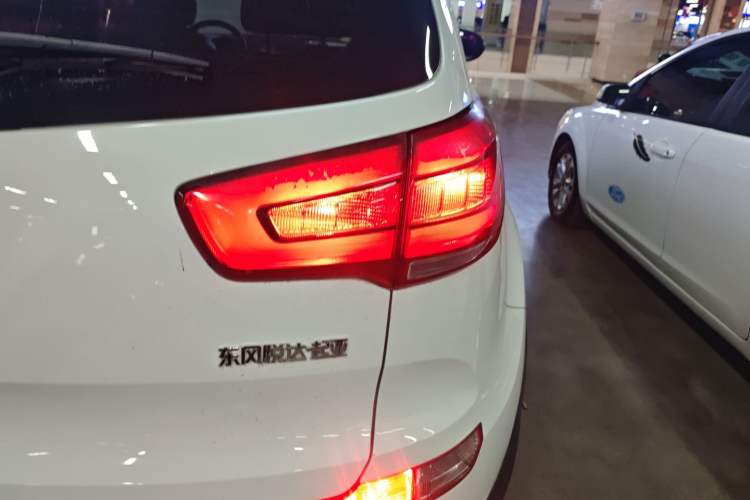 Used Kia Sportage R 2015 2.0L Automatic Two-Wheel Drive DLX Model Exterior 3