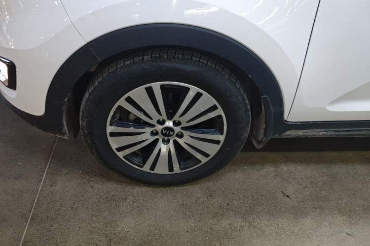 Used Kia Sportage R 2015 2.0L Automatic Two-Wheel Drive DLX Model Exterior 4
