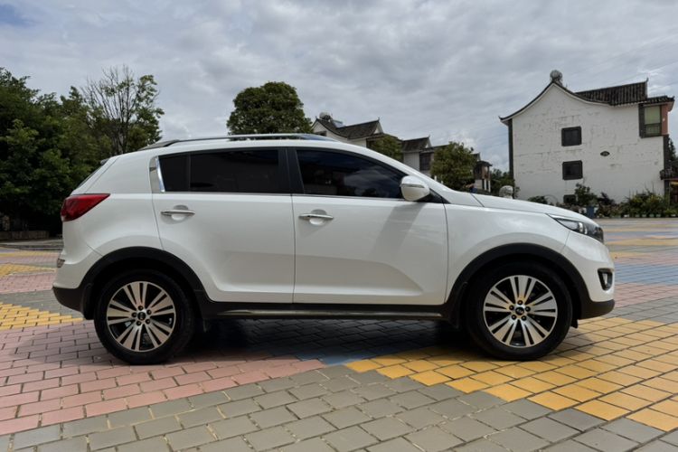 Used Kia Sportage R 2015 2.0L Automatic Two-Wheel Drive DLX Model Exterior 4
