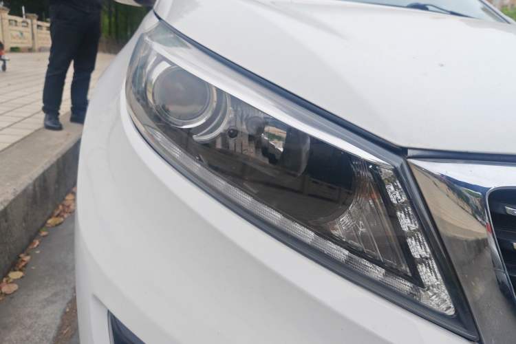 Used Kia Sportage R 2015 2.0L Automatic Two-Wheel Drive DLX Model Exterior 6