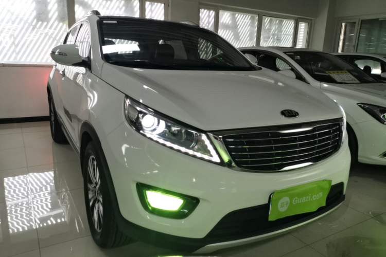Used Kia Sportage R 2015 2.0L Automatic Two-Wheel Drive DLX Model Front Right 45 Deg