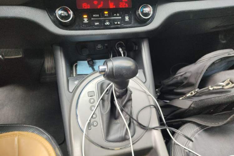 Used Kia Sportage R 2015 2.0L Automatic Two-Wheel Drive DLX Model Gear Lever