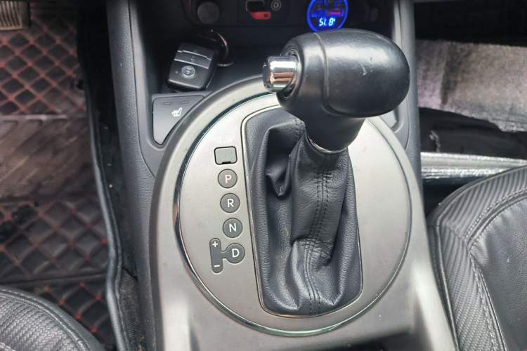 Used Kia Sportage R 2015 2.0L Automatic Two-Wheel Drive DLX Model Gear Lever