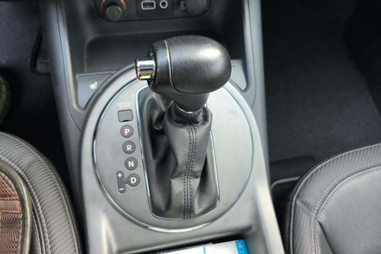 Used Kia Sportage R 2015 2.0L Automatic Two-Wheel Drive DLX Model Gear Lever