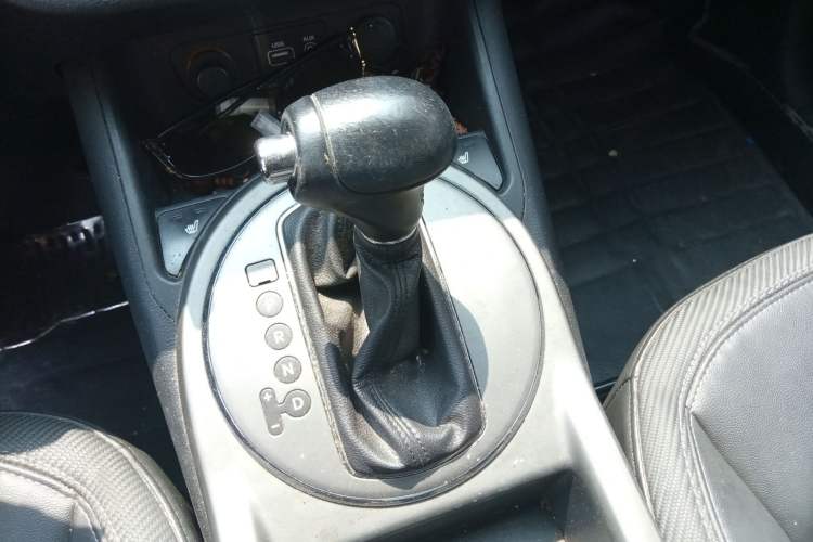 Used Kia Sportage R 2015 2.0L Automatic Two-Wheel Drive DLX Model Gear Lever