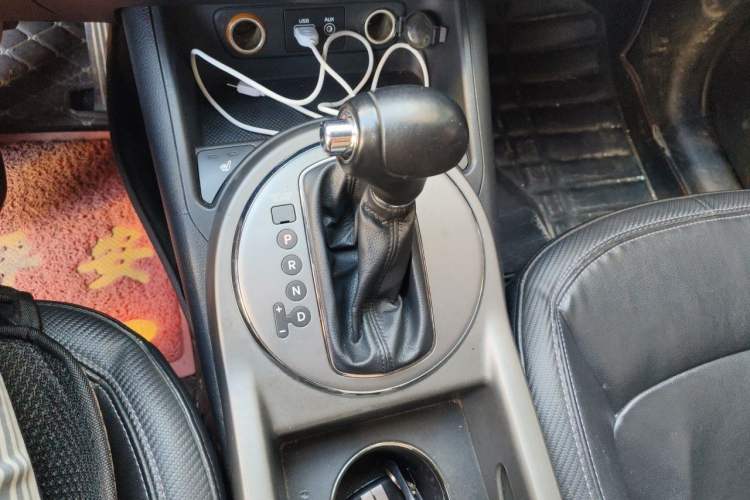 Used Kia Sportage R 2015 2.0L Automatic Two-Wheel Drive DLX Model Gear Lever