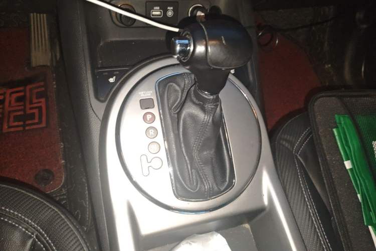 Used Kia Sportage R 2015 2.0L Automatic Two-Wheel Drive DLX Model Gear Lever