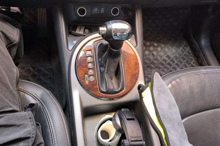 Used Kia Sportage R 2015 2.0L Automatic Two-Wheel Drive DLX Model Gear Lever