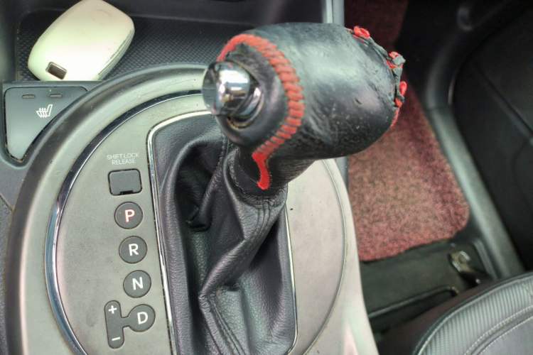 Used Kia Sportage R 2015 2.0L Automatic 2WD Premium Edition Gear Lever