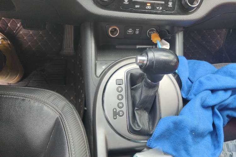 Used Kia Sportage R 2015 2.0L Automatic Two-Wheel Drive DLX Model Gear Lever