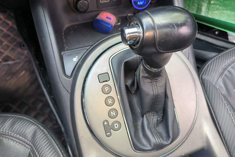 Used Kia Sportage R 2015 2.0L Automatic Two-Wheel Drive DLX Model Gear Lever