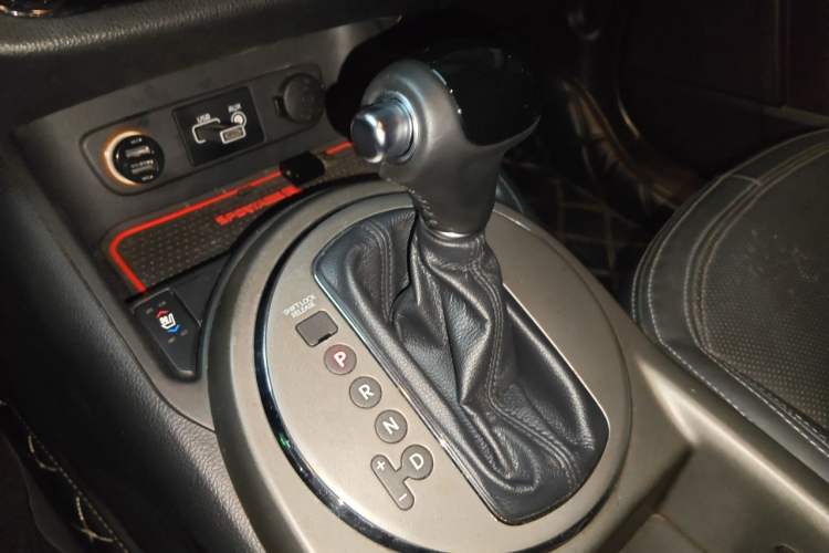 Used Kia Sportage R 2015 2.0L Automatic 2WD Premium Edition Gear Lever