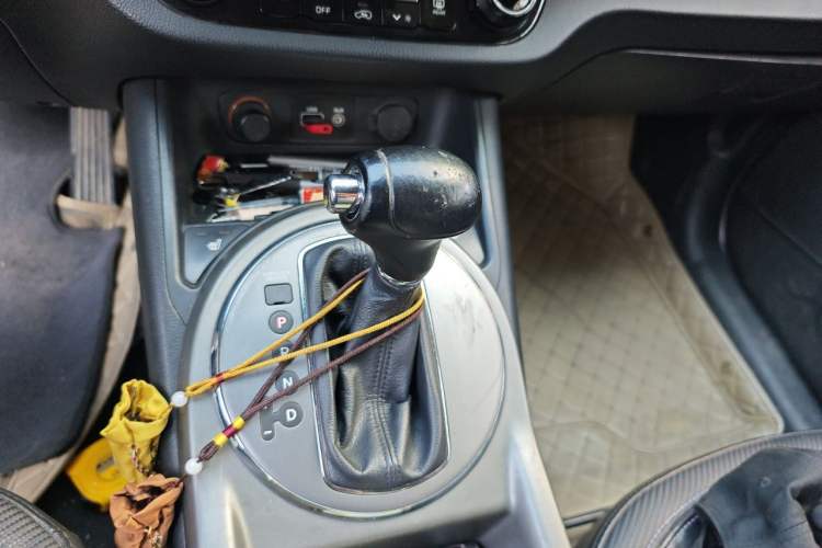 Used Kia Sportage R 2015 2.0L Automatic Two-Wheel Drive DLX Model Gear Lever