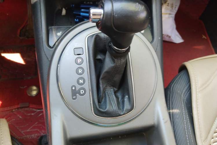 Used Kia Sportage R 2015 2.0L Automatic Two-Wheel Drive DLX Model Gear Lever