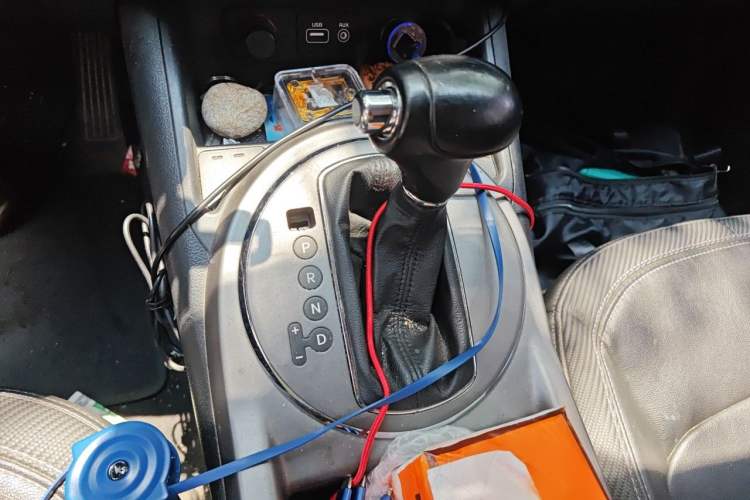 Used Kia Sportage R 2015 2.0L Automatic Two-Wheel Drive DLX Model Gear Lever