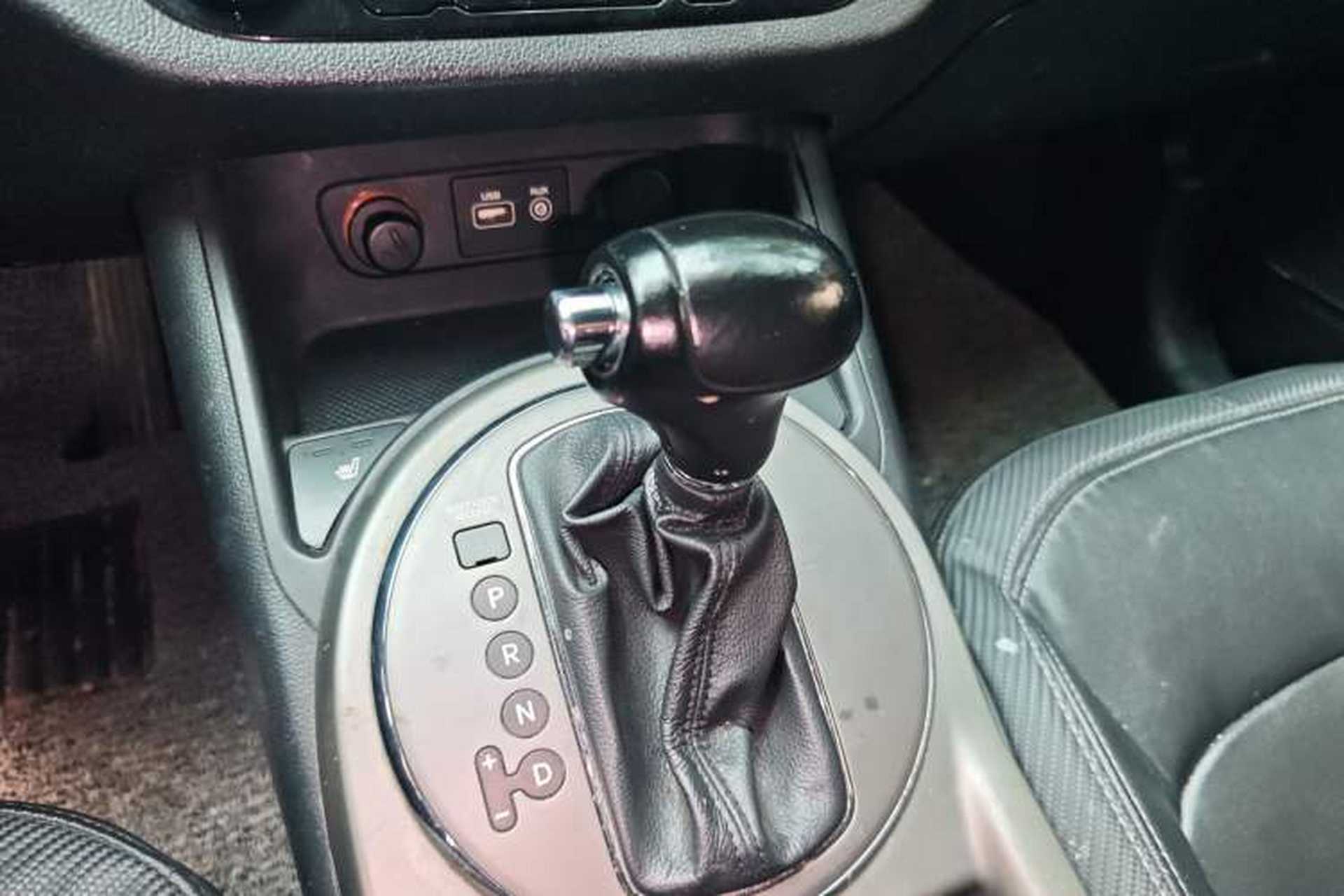 Used Kia Sportage R 2015 2.0L Automatic Two-Wheel Drive DLX Model Gear Lever