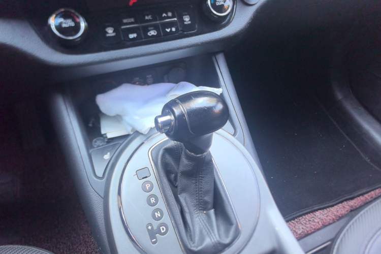 Used Kia Sportage R 2015 2.0L Automatic Two-Wheel Drive DLX Model Gear Lever