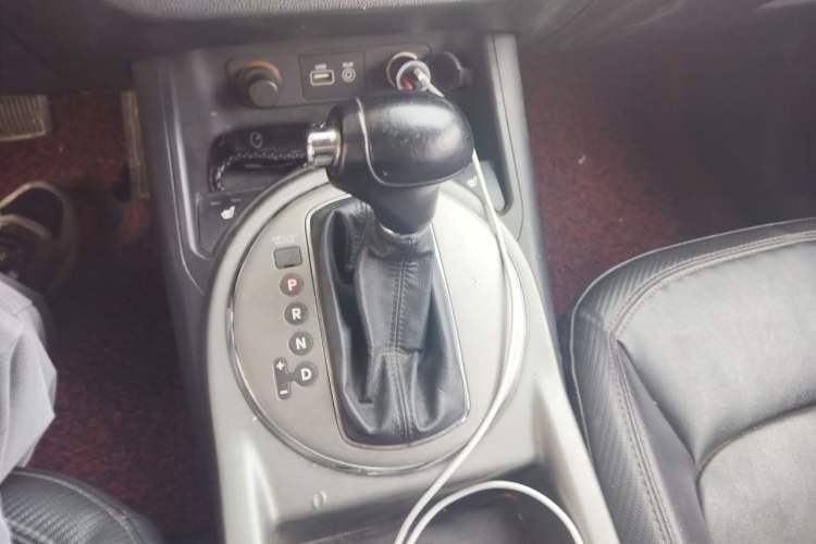 Used Kia Sportage R 2015 2.0L Automatic Two-Wheel Drive DLX Model Gear Lever
