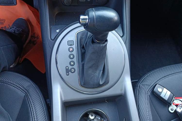 Used Kia Sportage R 2015 2.0L Automatic Two-Wheel Drive DLX Model Gear Lever