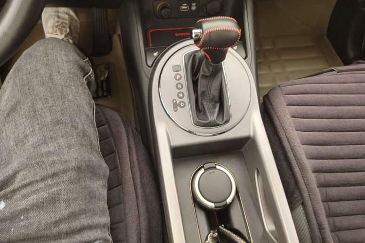Used Kia Sportage R 2015 2.0L Automatic Two-Wheel Drive DLX Model Gear Lever