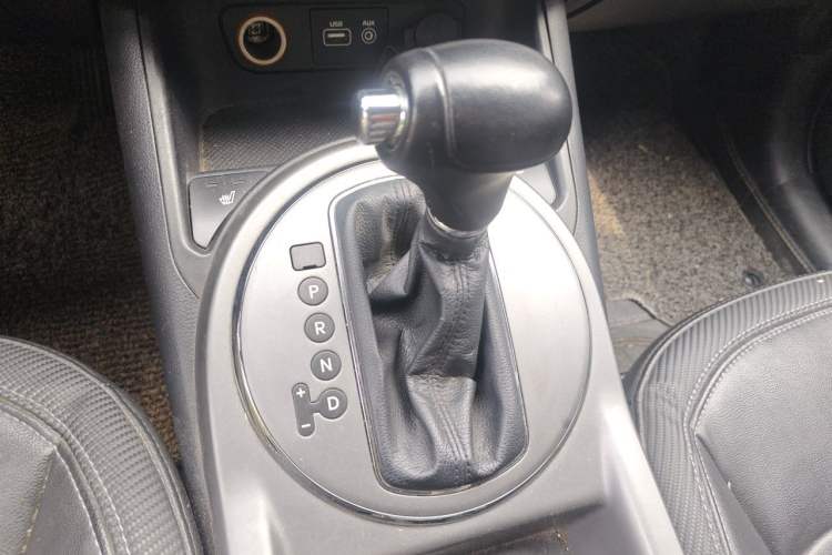 Used Kia Sportage R 2015 2.0L Automatic Two-Wheel Drive DLX Model Gear Lever