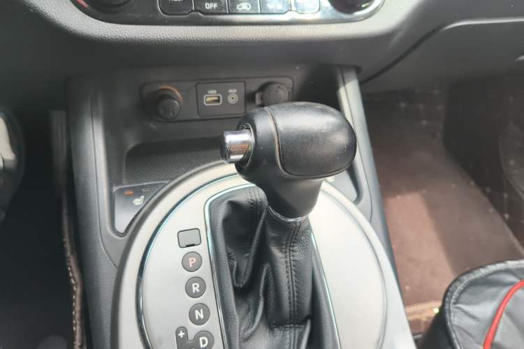 Used Kia Sportage R 2015 2.0L Automatic Two-Wheel Drive DLX Model Gear Lever