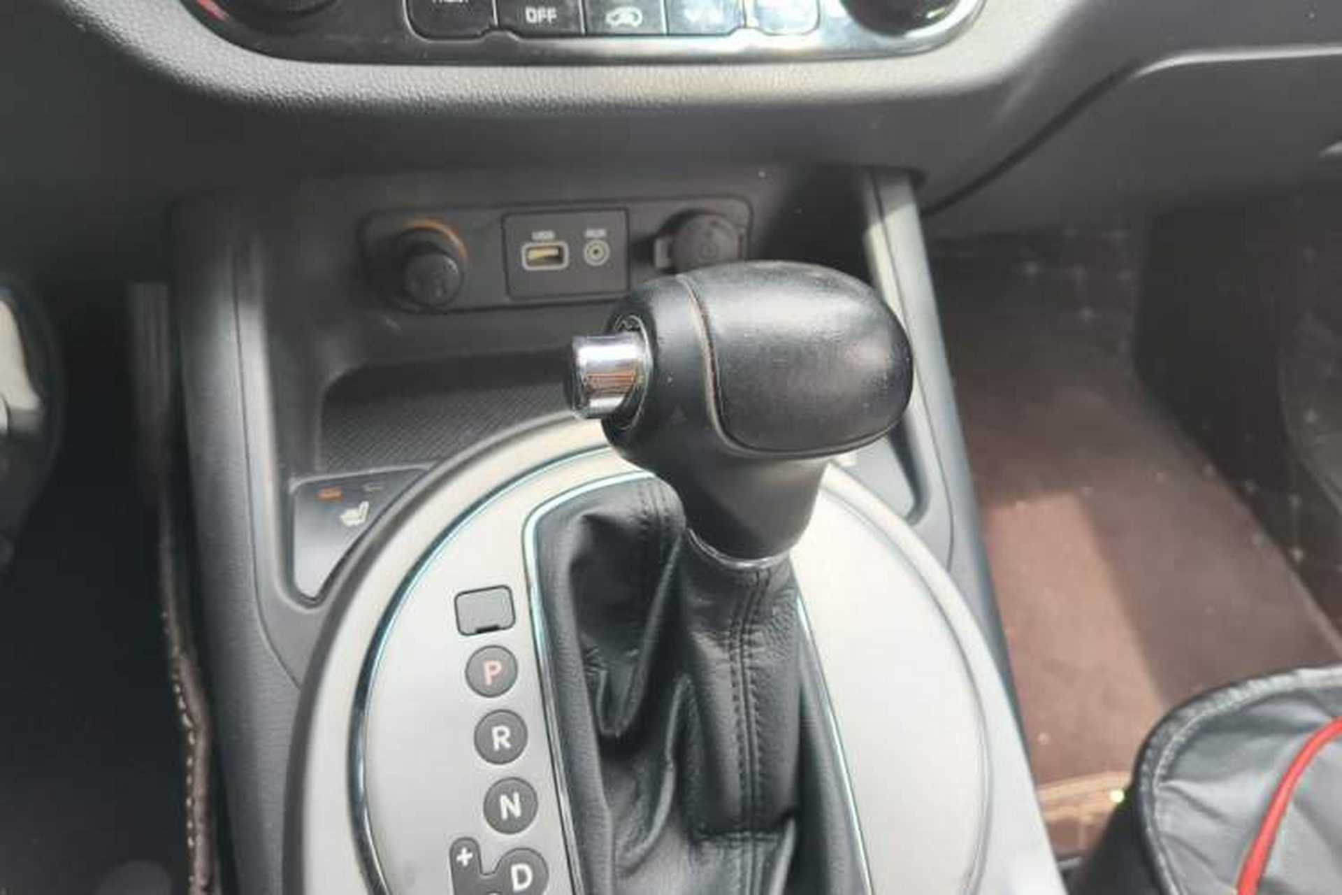 Used Kia Sportage R 2015 2.0L Automatic Two-Wheel Drive DLX Model Gear Lever