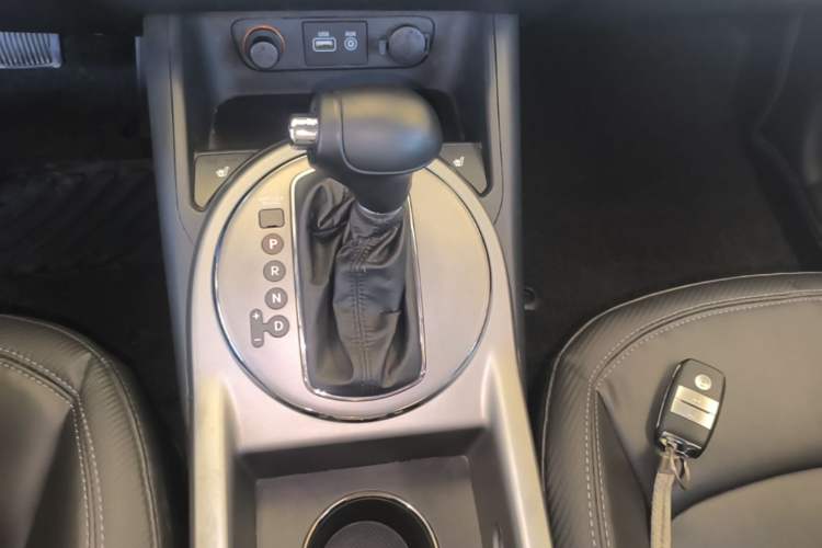 Used Kia Sportage R 2015 2.0L Automatic Two-Wheel Drive DLX Model Gear Lever