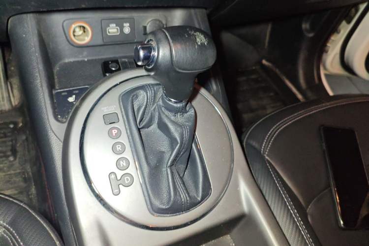 Used Kia Sportage R 2015 2.0L Automatic Two-Wheel Drive DLX Model Gear Lever