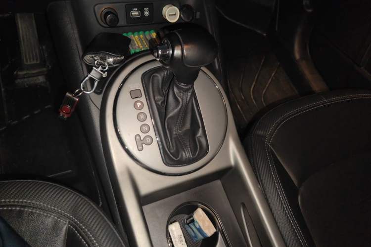 Used Kia Sportage R 2015 2.0L Automatic Two-Wheel Drive DLX Model Gear Lever
