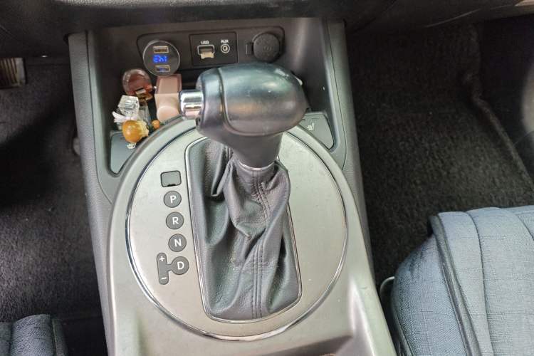 Used Kia Sportage R 2015 2.0L Automatic Two-Wheel Drive DLX Model Gear Lever
