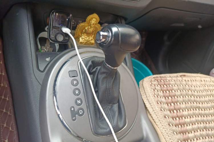 Used Kia Sportage R 2015 2.0L Automatic Two-Wheel Drive DLX Model Gear Lever