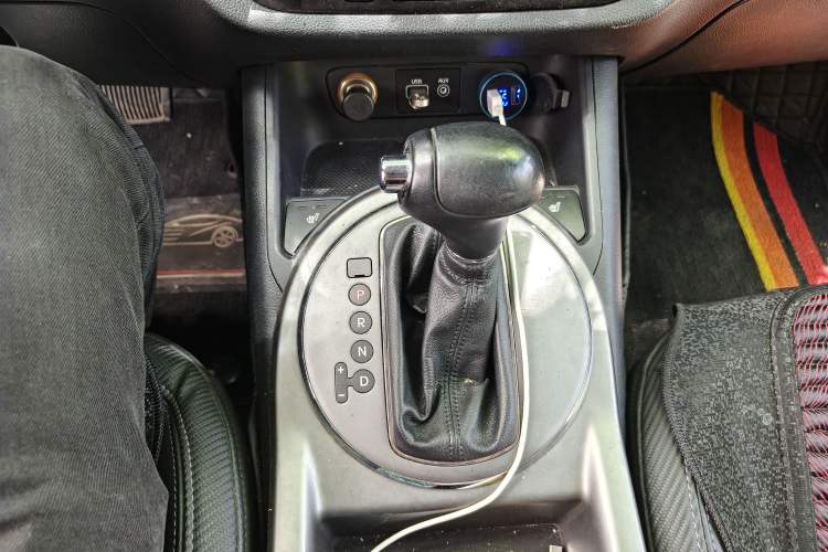 Used Kia Sportage R 2015 2.0L Automatic Two-Wheel Drive DLX Model Gear Lever