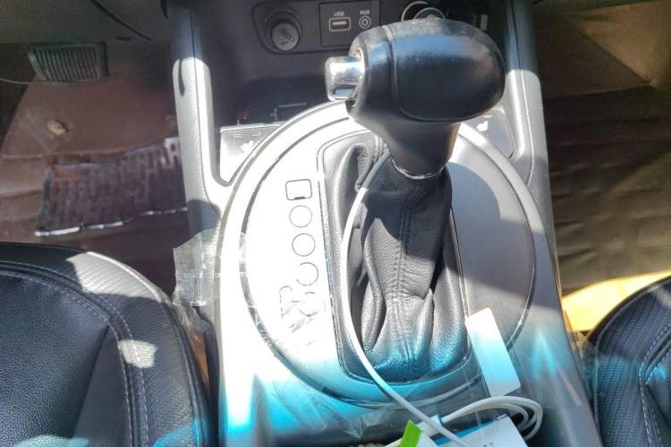 Used Kia Sportage R 2015 2.0L Automatic Two-Wheel Drive DLX Model Gear Lever