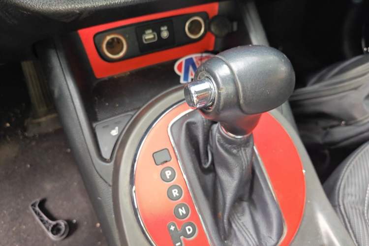 Used Kia Sportage R 2015 2.0L Automatic Two-Wheel Drive DLX Model Gear Lever