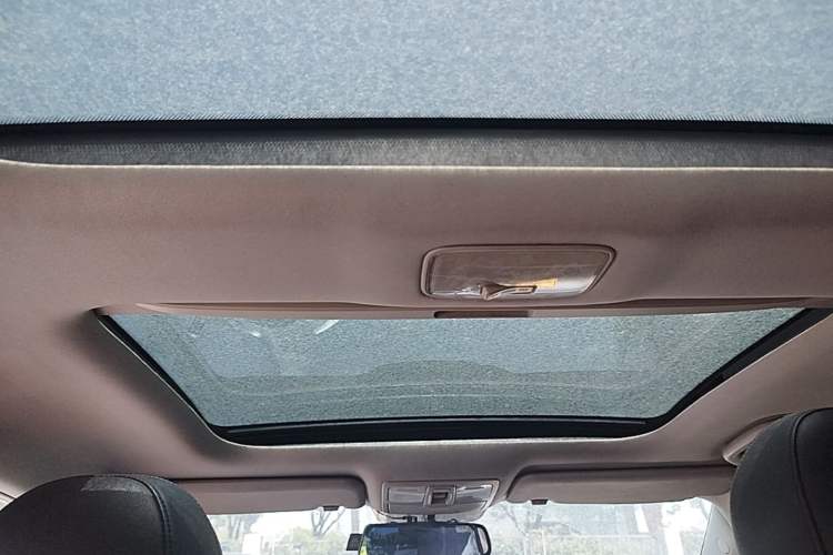 Used Kia Sportage R 2015 2.0L Automatic Two-Wheel Drive DLX Model Headliner