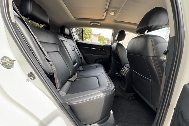 Used Kia Sportage R 2015 2.0L Automatic Two-Wheel Drive DLX Model Interior 10