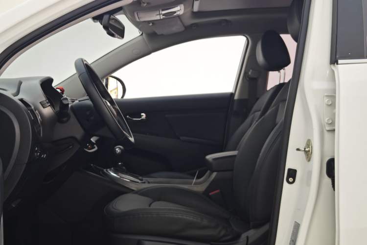 Used Kia Sportage R 2015 2.0L Automatic Two-Wheel Drive DLX Model Interior 2