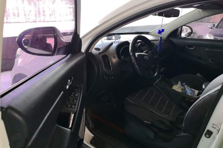 Used Kia Sportage R 2015 2.0L Automatic Two-Wheel Drive DLX Model Interior 3