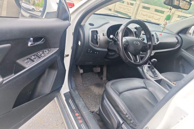 Used Kia Sportage R 2015 2.0L Automatic Two-Wheel Drive DLX Model Interior 3